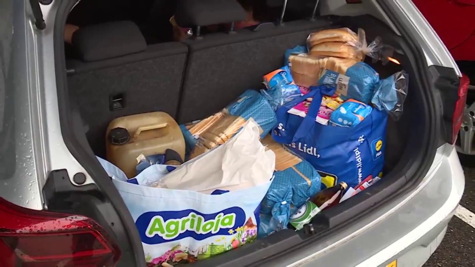 Los vecinos portugueses, en busca de productos básicos sin IVA: 