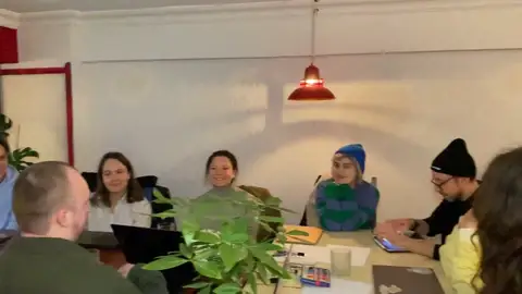 La cafetería rusa ubicada en Estambul que ofrece cobijo y ayudas a quienes huyen de la guerra estos meses La cafetería rusa ubicada en Estambul que ofrece cobijo y ayudas a quienes huyen de la guerra estos meses