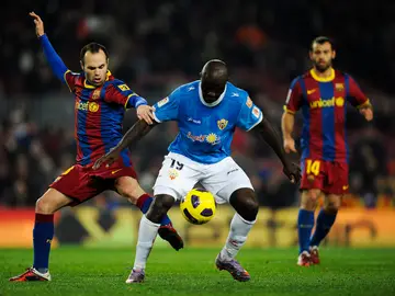 M'Bami disputa un balón con Iniesta cuando militaba en el Almería M'Bami disputa un balón con Iniesta cuando militaba en el Almería