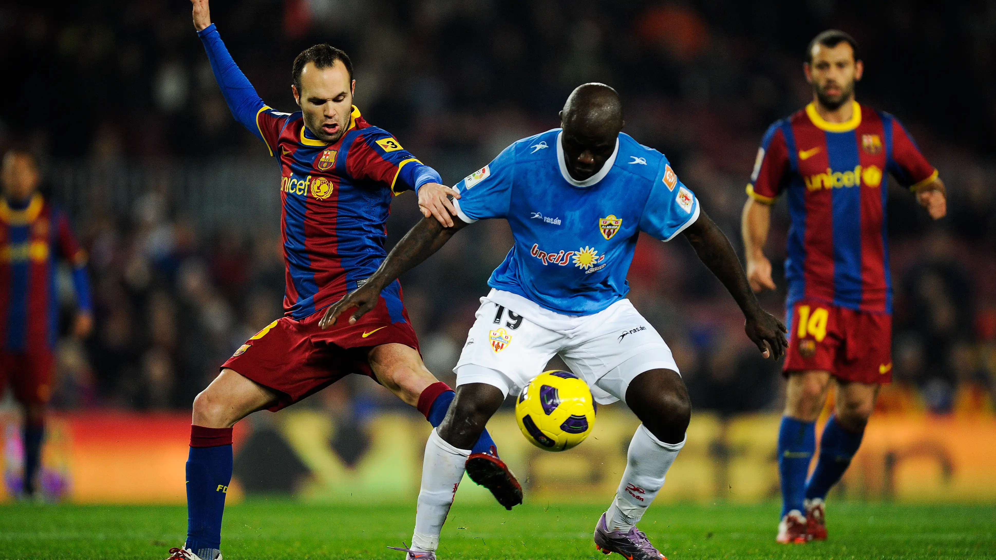 M'Bami disputa un balón con Iniesta cuando militaba en el Almería M'Bami disputa un balón con Iniesta cuando militaba en el Almería