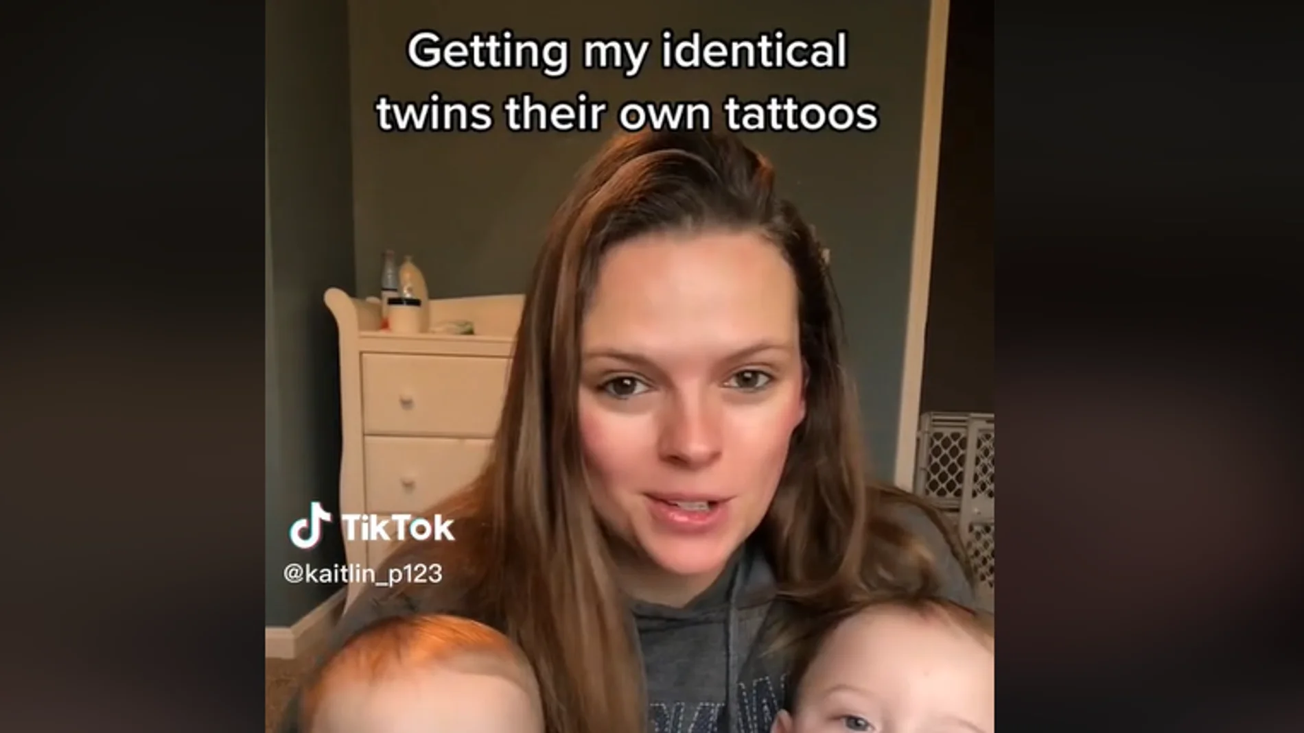 Una madre tatúa a sus bebés gemelos para poder saber quién es quién