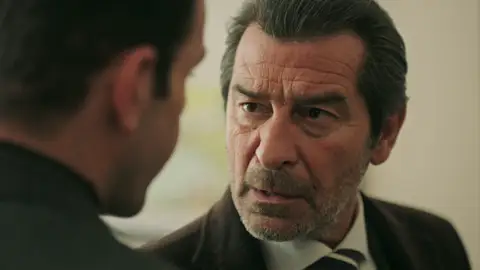 Pars lo tiene claro: ¡Yekta o alguien de su familia ayudó a Engin en su plan de fuga! Pars lo tiene claro: ¡Yekta o alguien de su familia ayudó a Engin en su plan de fuga!