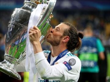 Gareth Bale besa una de las Champions que conquistó con el Real Madrid