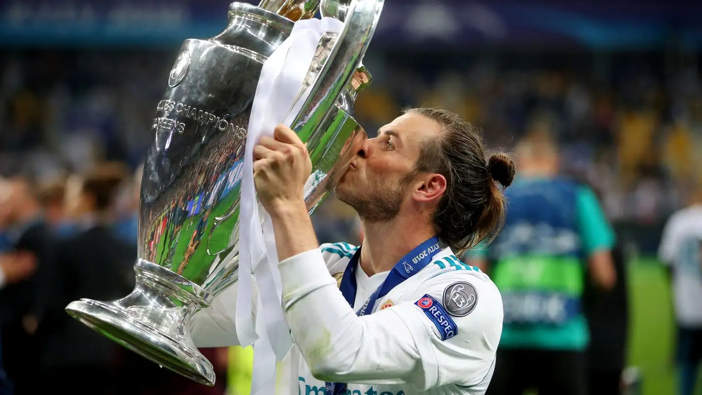 Gareth Bale besa una de las Champions que conquistó con el Real Madrid Gareth Bale besa una de las Champions que conquistó con el Real Madrid