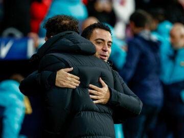 Xavi abraza a Simeone en el Metropolitano