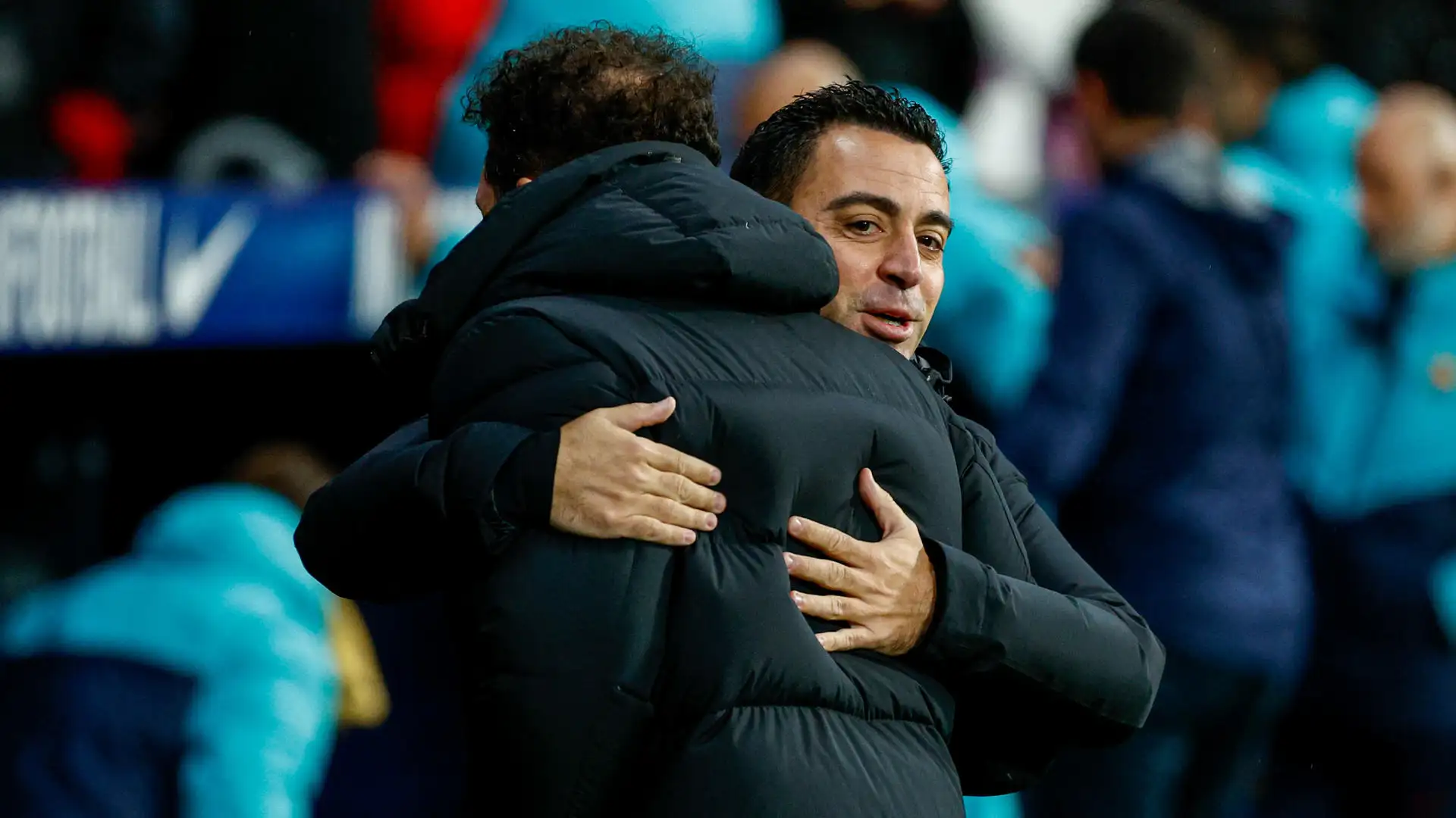 Xavi abraza a Simeone en el Metropolitano