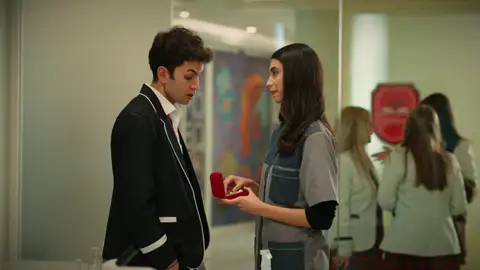 Tolga, irreconocible, consigue sorprender a Cemile y ella acaba aceptando tener una cita con él Tolga, irreconocible, consigue sorprender a Cemile y ella acaba aceptando tener una cita con él