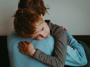 Niño abrazando a su madre