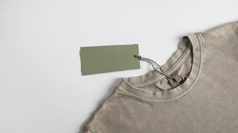 Camiseta con etiqueta Camiseta con etiqueta