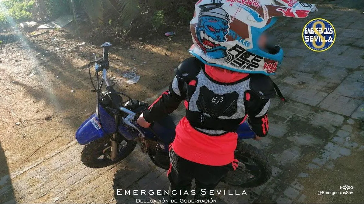 Niño de 7 años en moto Niño de 7 años en moto