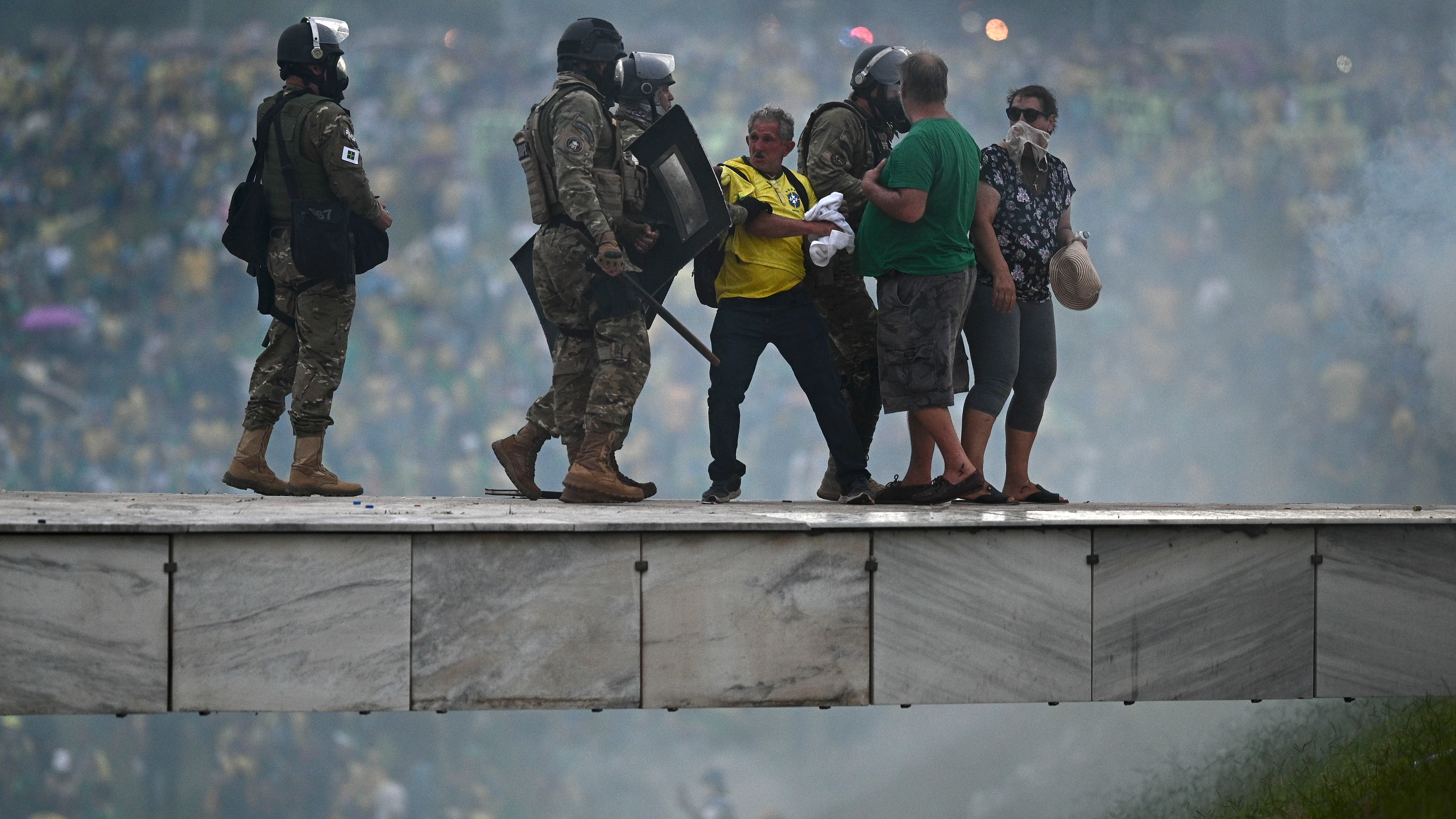 Policías enfrentan a seguidores del expresidente brasileño Jair Bolsonaro Policías enfrentan a seguidores del expresidente brasileño Jair Bolsonaro