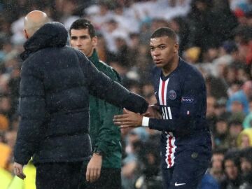 Mbappé, junto a Zidane en un partido