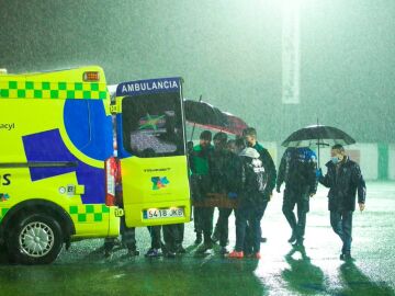 El futbolista Pol Bueso es trasladado en la ambulancia