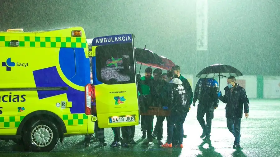 El futbolista Pol Bueso es trasladado en la ambulancia