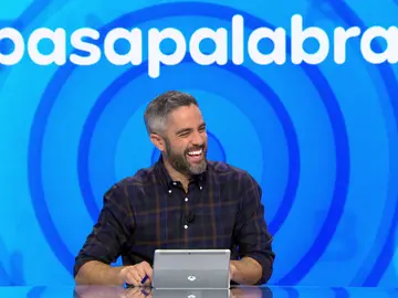 Roberto Leal llora de la risa tras la comparación de Eva Santolaria entre un cerdo y un oso Roberto Leal llora de la risa tras la comparación de Eva Santolaria entre un cerdo y un oso