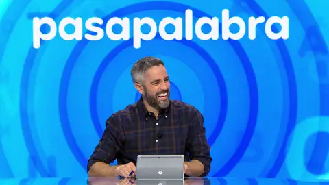 Roberto Leal llora de la risa tras la comparación de Eva Santolaria entre un cerdo y un oso Roberto Leal llora de la risa tras la comparación de Eva Santolaria entre un cerdo y un oso
