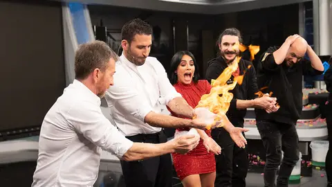 ¡Fuego en ‘El Hormiguero’! Miguel Ángel Silvestre y Lali Espósito sufren al ver arder sus manos ¡Fuego en ‘El Hormiguero’! Miguel Ángel Silvestre y Lali Espósito sufren al ver arder sus manos