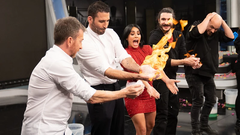 &iexcl;Fuego en &lsquo;El Hormiguero&rsquo;! Miguel &Aacute;ngel Silvestre y Lali Esp&oacute;sito sufren al ver arder sus manos