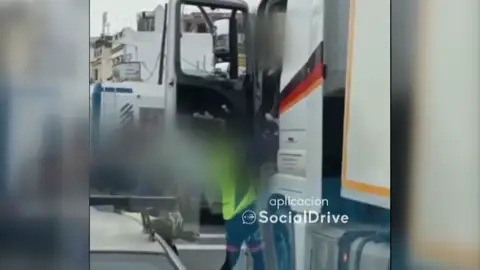 Pelea entre un camionero y tres ciclistas Pelea entre un camionero y tres ciclistas