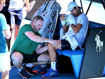 Novak Djokovic es atendido durante su entrenamiento ante Daniil Medvedev