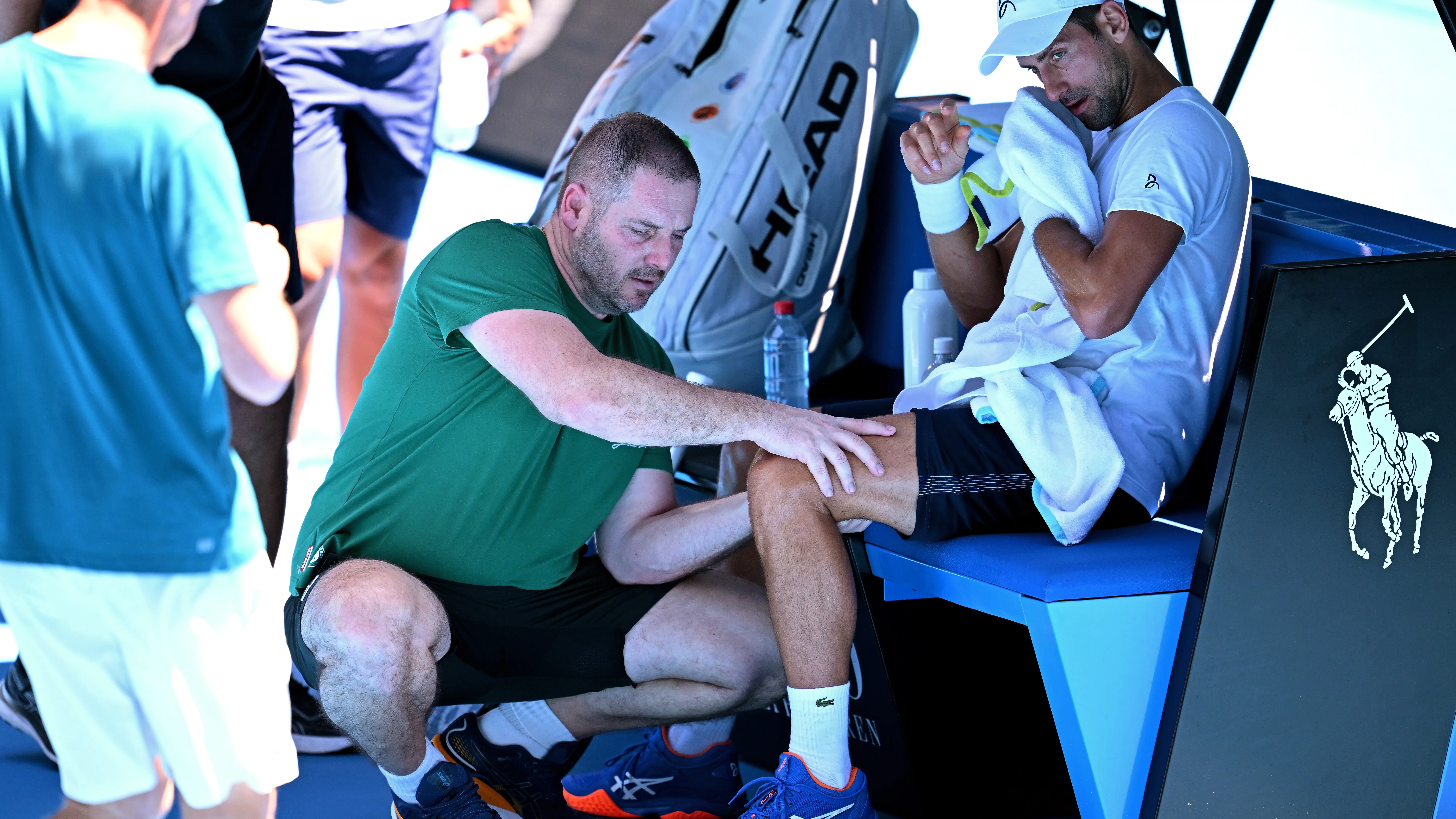 Novak Djokovic es atendido durante su entrenamiento ante Daniil Medvedev Novak Djokovic es atendido durante su entrenamiento ante Daniil Medvedev