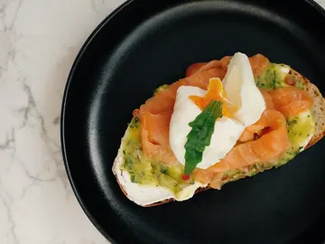 Tostada de salmón y huevo Tostada de salmón y huevo