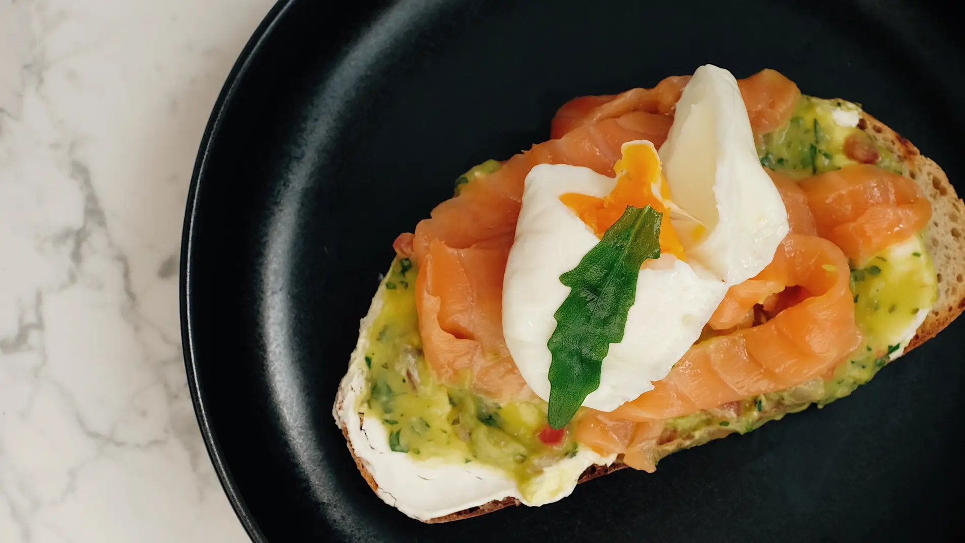 Tostada de salmón y huevo