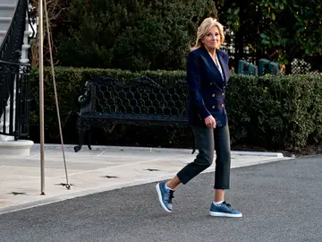 La Primera Dama de EE. UU. Jill Biden saliendo de la Casa Blanca La Primera Dama de EE. UU. Jill Biden saliendo de la Casa Blanca