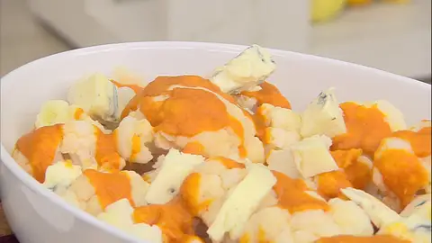 Corta el queso en dados y espárcelos por encima Corta el queso en dados y espárcelos por encima