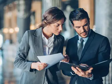 Abogados consultando documentos Abogados consultando documentos