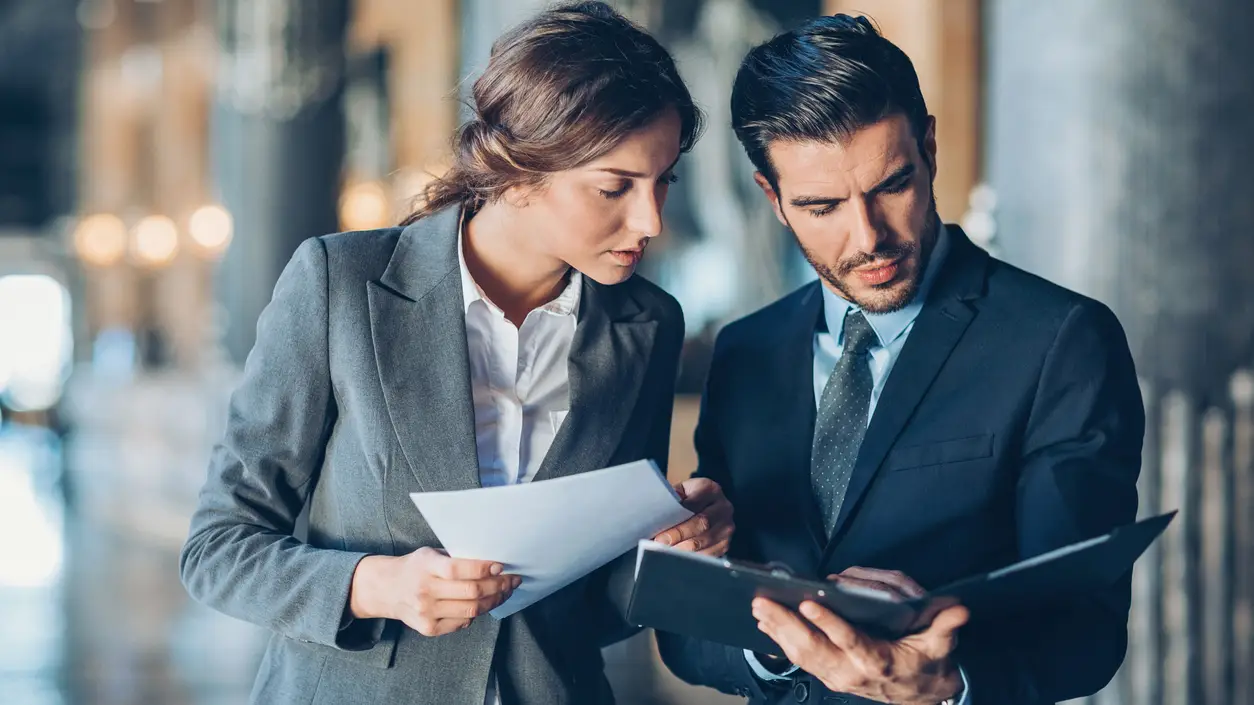 Abogados consultando documentos
