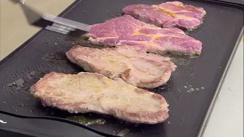 Unta los filetes en la mezcla y cocínalos a la plancha Unta los filetes en la mezcla y cocínalos a la plancha