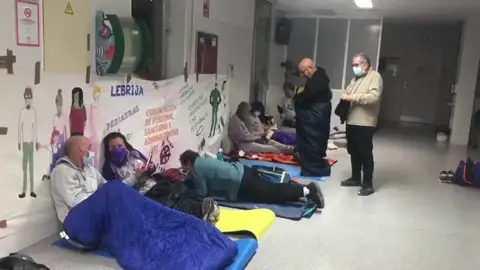 Los vecinos en el centro de Salud de Lebrija Antena 3 Noticias