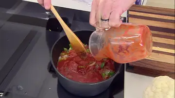 Elabora la salsa de tomate y después tritúrala