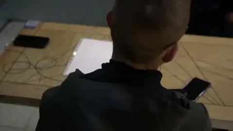 Los rostros de las torturas rusas: "Me hicieron moratones en la espalda con la forma de la letra Z" Los rostros de las torturas rusas: "Me hicieron moratones en la espalda con la forma de la letra Z"