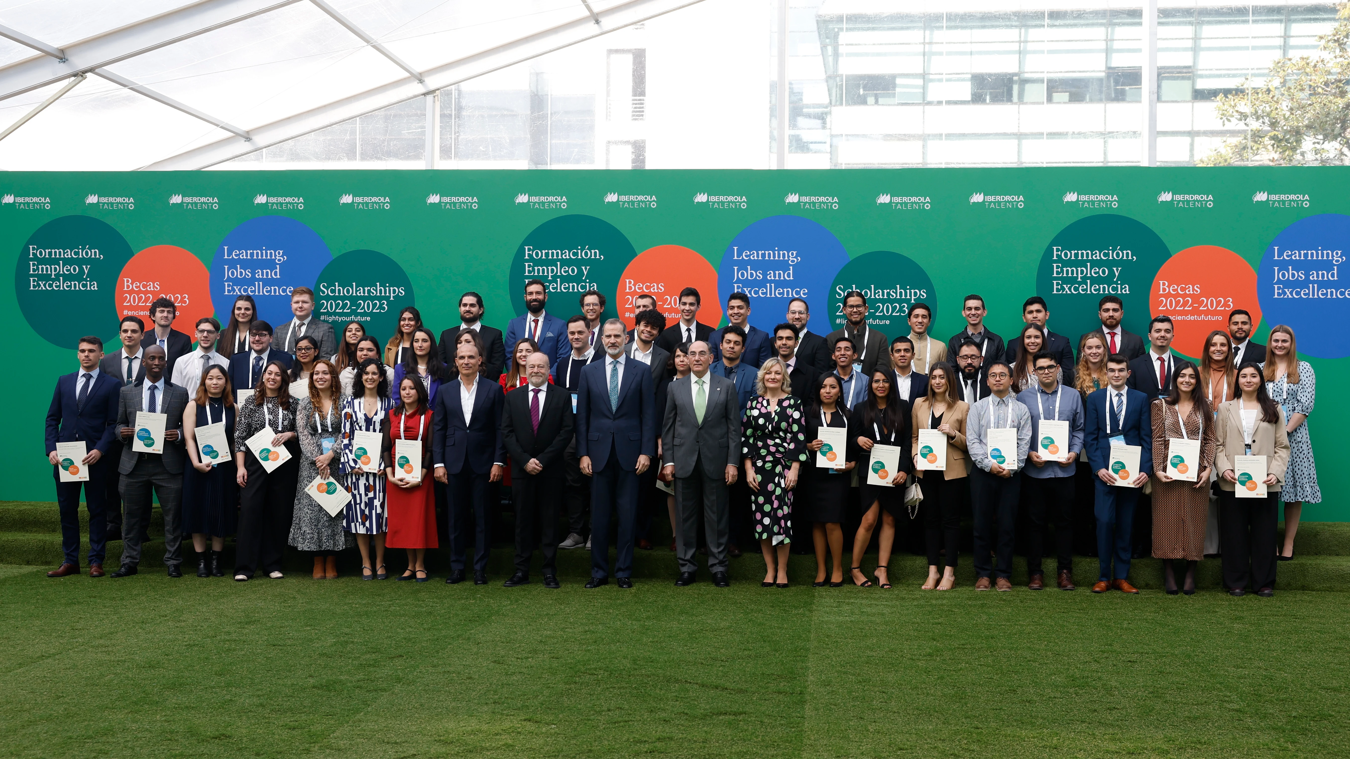 Felipe VI junto a los galardonados de las "Becas Iberdrola"