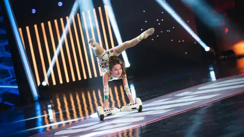 La increíble demostración de flexibilidad de Trixie, la primera niña que ejerce de coach en ‘El Desafío’ La increíble demostración de flexibilidad de Trixie, la primera niña que ejerce de coach en ‘El Desafío’