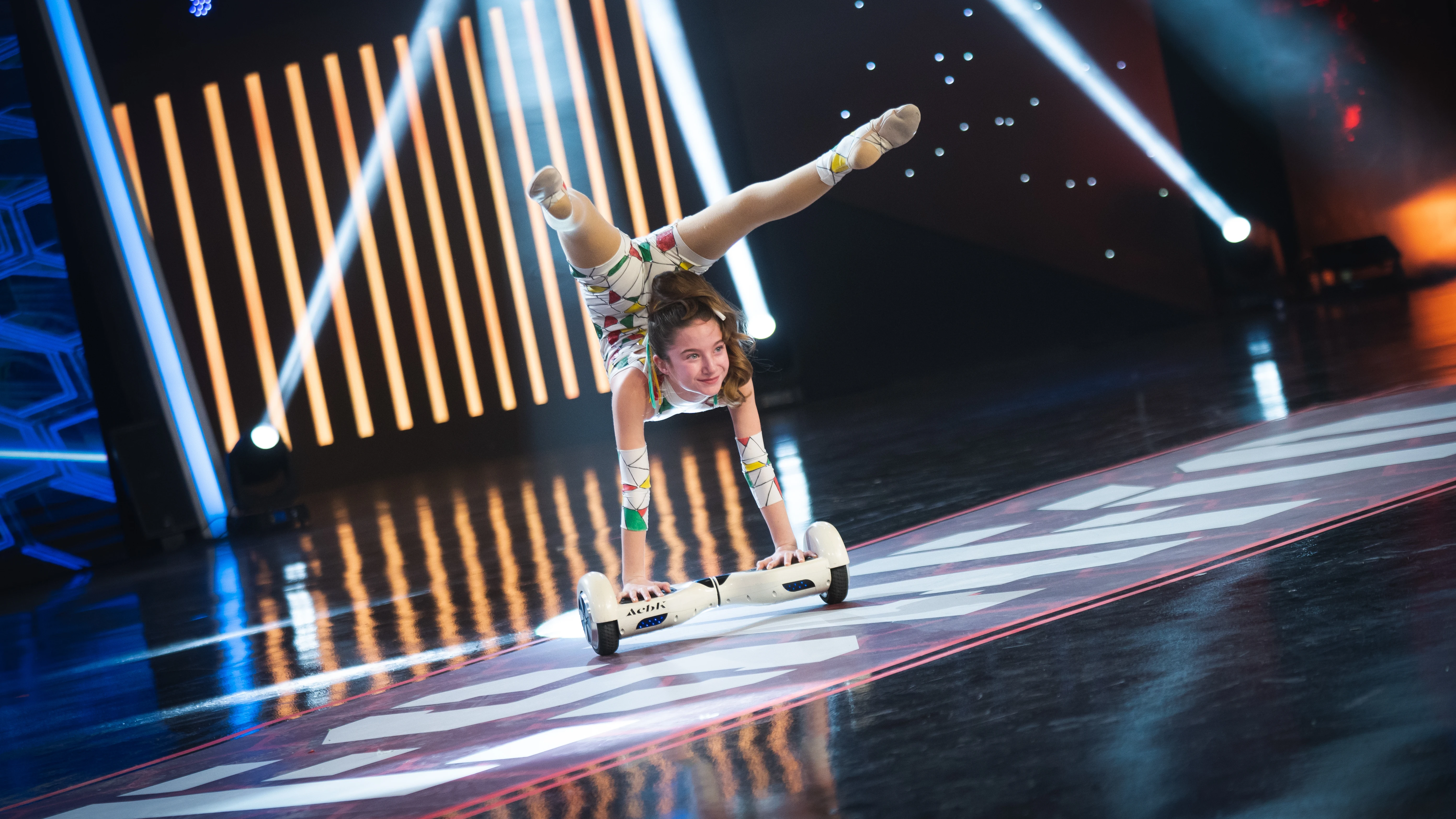 La increíble demostración de flexibilidad de Trixie, la primera niña que ejerce de coach en ‘El Desafío’ La increíble demostración de flexibilidad de Trixie, la primera niña que ejerce de coach en ‘El Desafío’