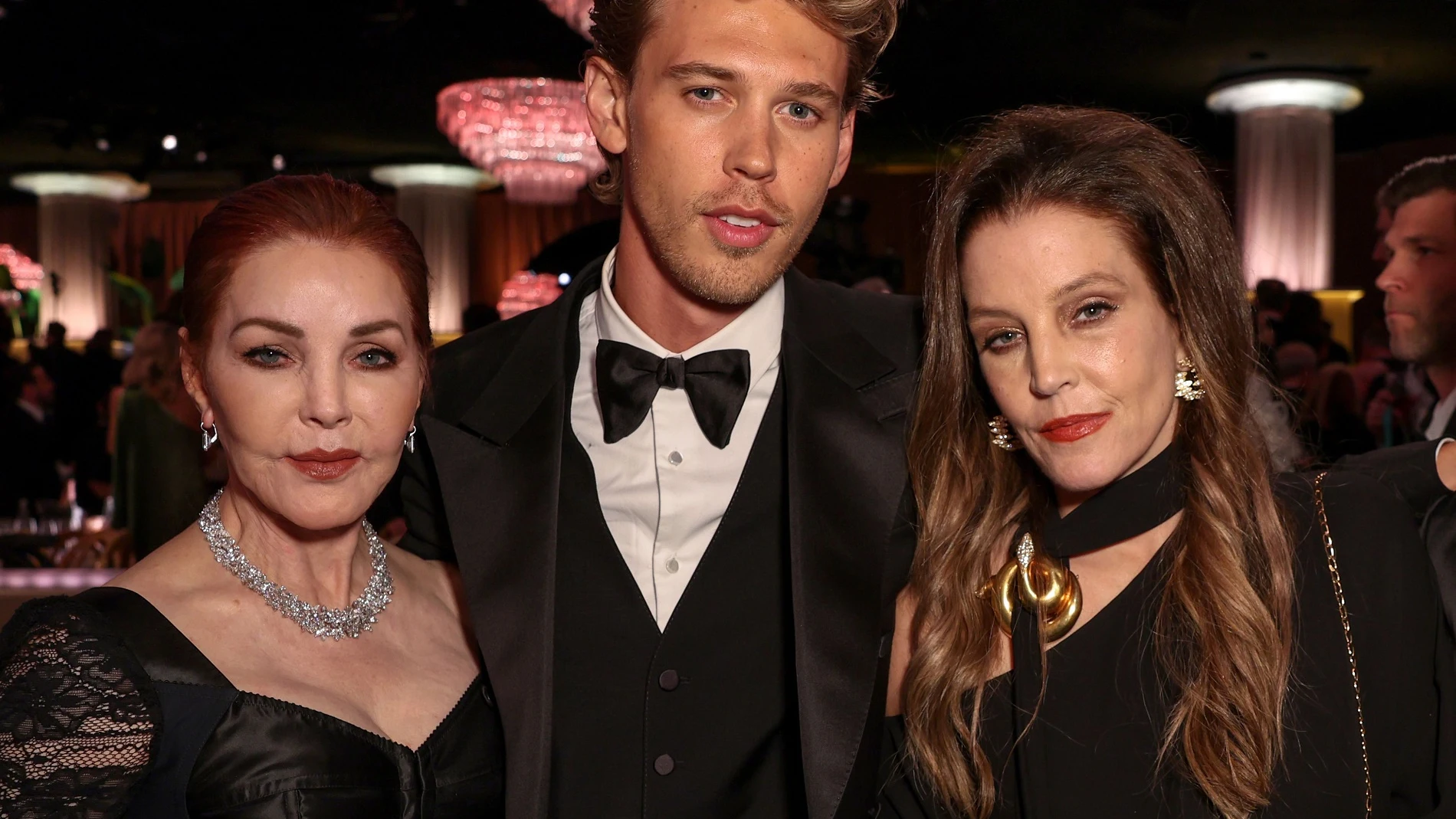 Priscilla Presley, Austin Butler y Lisa Marie Presley en los Globos de Oro Priscilla Presley, Austin Butler y Lisa Marie Presley en los Globos de Oro