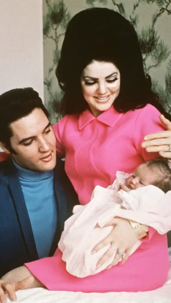 Elvis y Priscilla Presley tras el nacimiento de su hija Lisa Marie