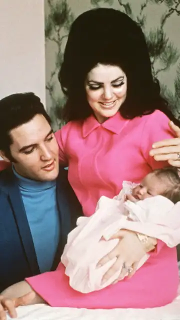 Elvis y Priscilla Presley tras el nacimiento de su hija Lisa Marie Elvis y Priscilla Presley tras el nacimiento de su hija Lisa Marie