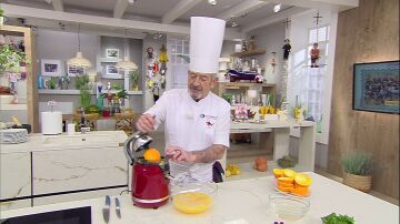 Exprime las naranjas y reserva el zumo