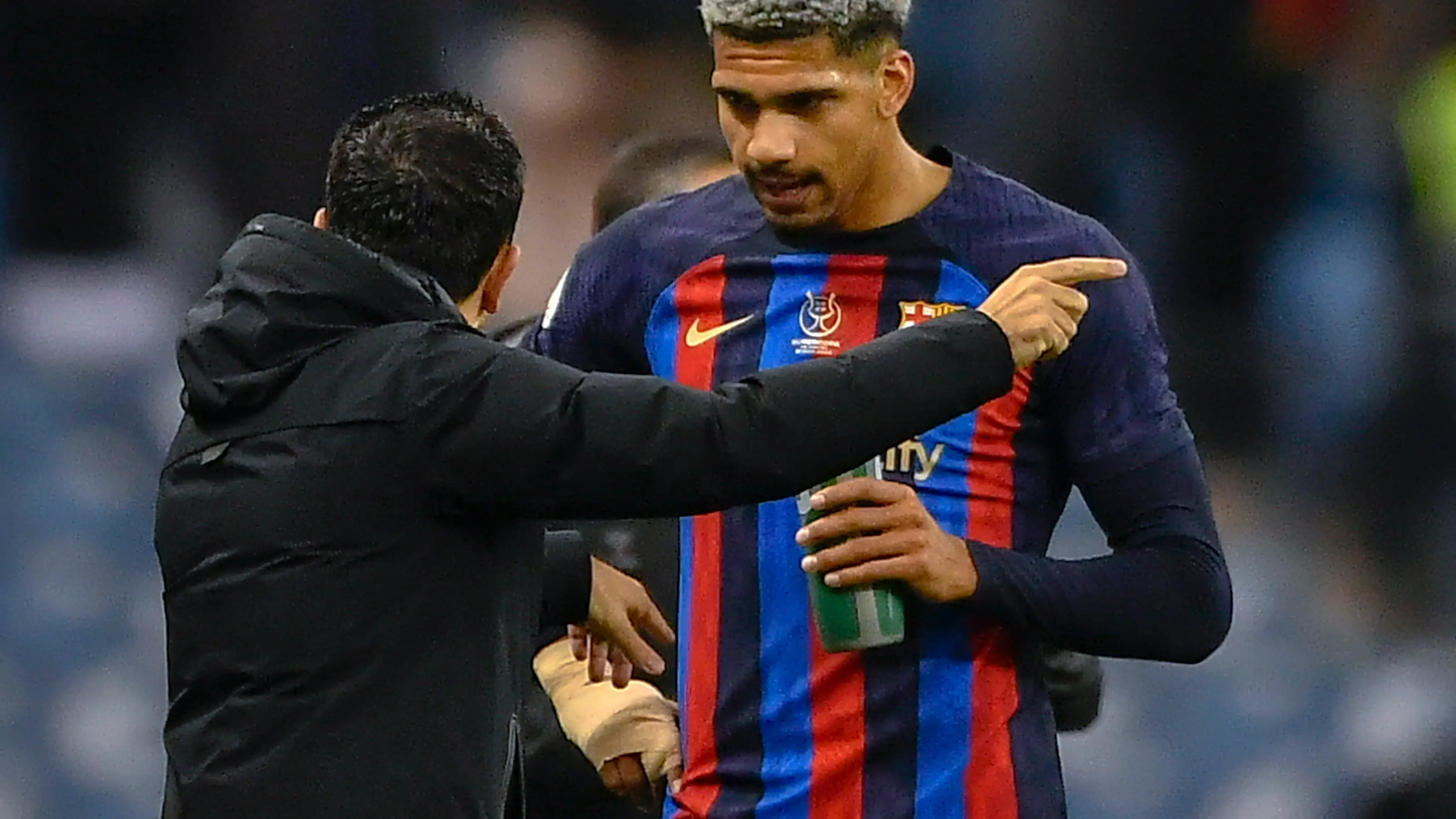 Xavi da instrucciones a Ronald Araujo durante el partido ante el Betis Xavi da instrucciones a Ronald Araujo durante el partido ante el Betis