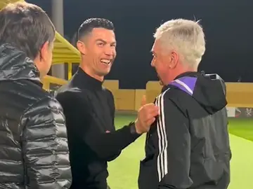 Cristiano Ronaldo saluda a Carlo Ancelotti Cristiano Ronaldo saluda a Carlo Ancelotti
