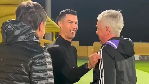 Cristiano Ronaldo saluda a Carlo Ancelotti Cristiano Ronaldo saluda a Carlo Ancelotti