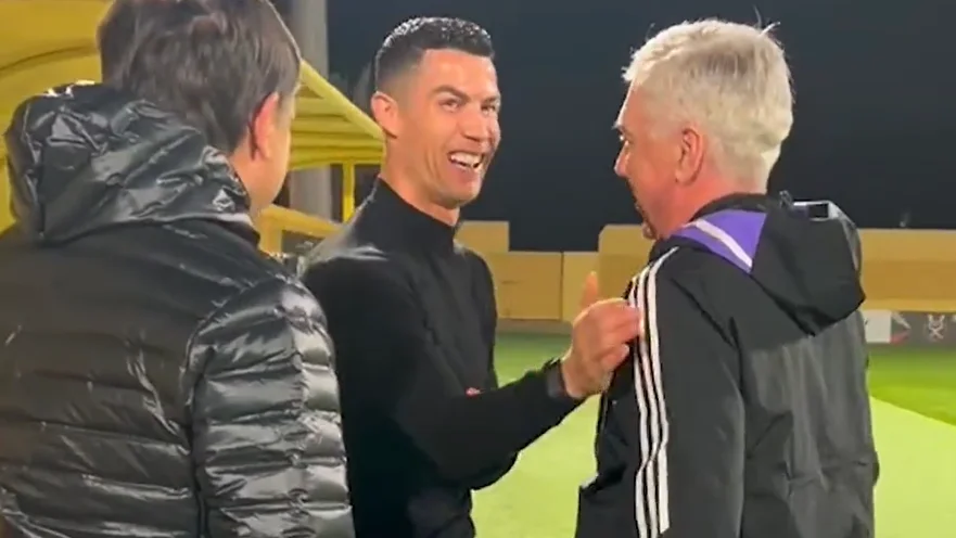 Cristiano Ronaldo saluda a Carlo Ancelotti
