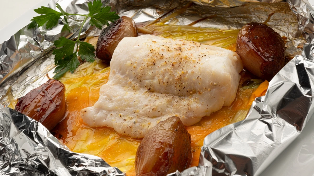 Cocina rápida de Karlos Arguiñano: receta de merluza al papillote con chalotas glaseadas Cocina rápida de Karlos Arguiñano: receta de merluza al papillote con chalotas glaseadas