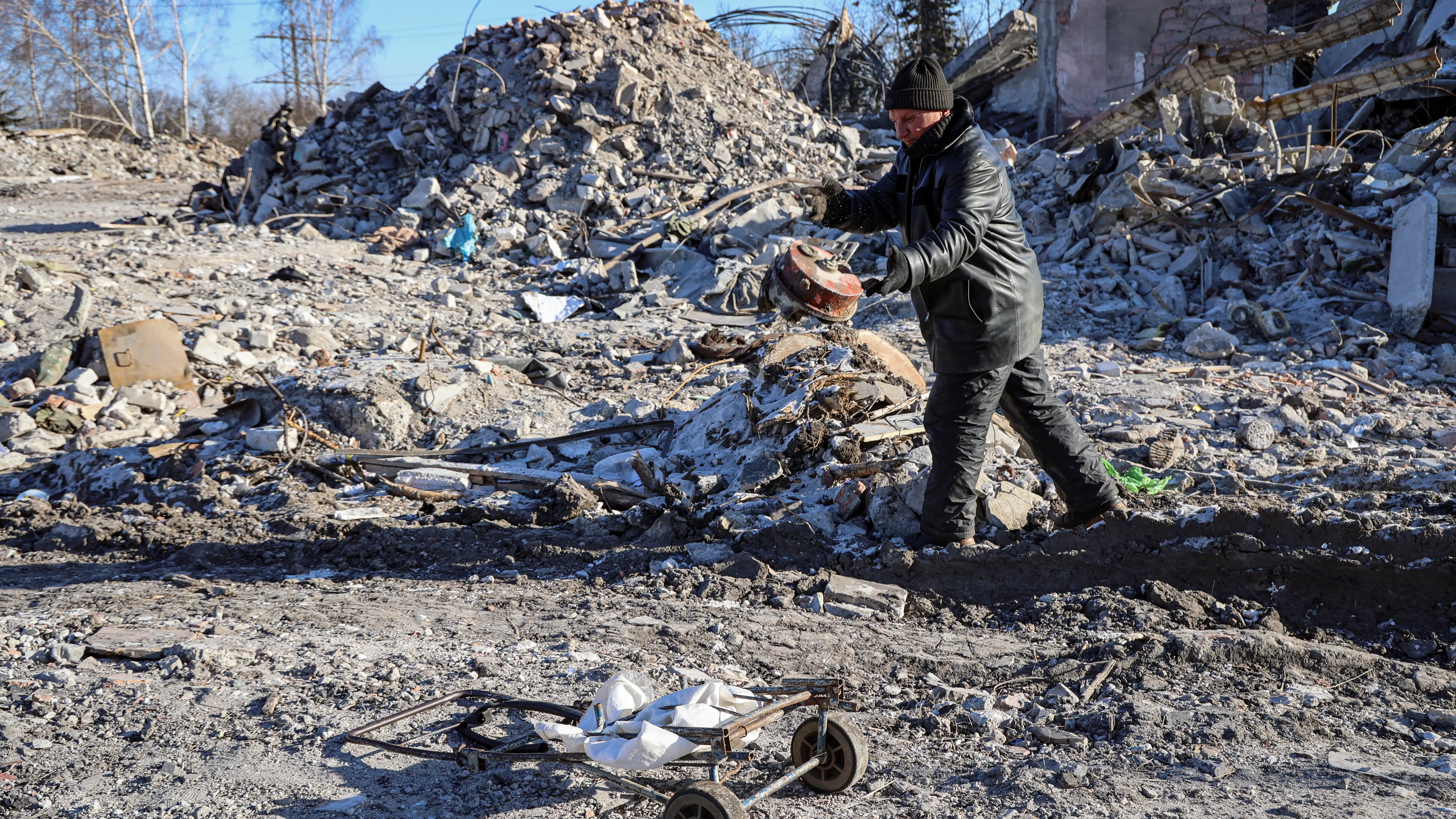 Un hombre despeja los escombros de una escuela vocacional que los militares rusos usaban como cuartel, en Makiivka, en la región de Donetskde paz Un hombre despeja los escombros de una escuela vocacional que los militares rusos usaban como cuartel, en Makiivka, en la región de Donetsk