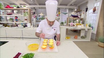 Mezcla la gelatina con el zumo