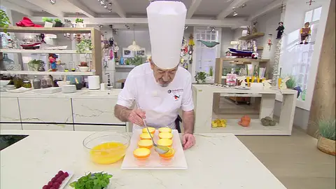 Mezcla la gelatina con el zumo Mezcla la gelatina con el zumo